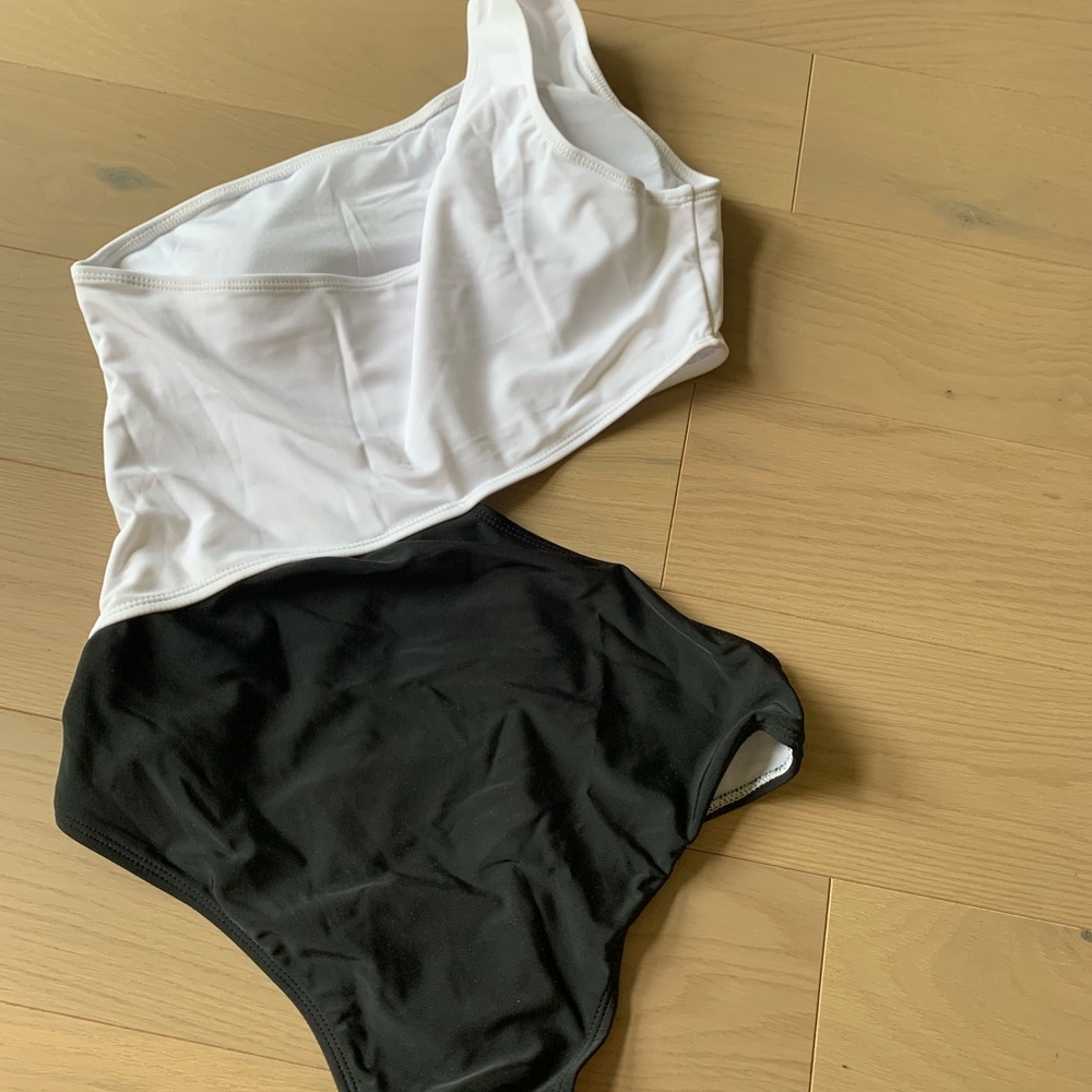 Women’s bathing suit